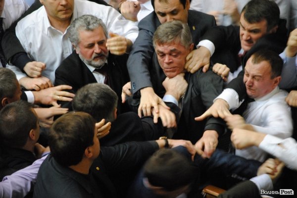 19 березня - Народний депутат від Волині Анатолій Вітів відзначився активною участю у бійці в стінах парламенту: від мало не побився з депутатом-регіоналом Єльбрусом Тадеєвим - олімпійським чемпіоном, майстром спорту з вільної боротьби