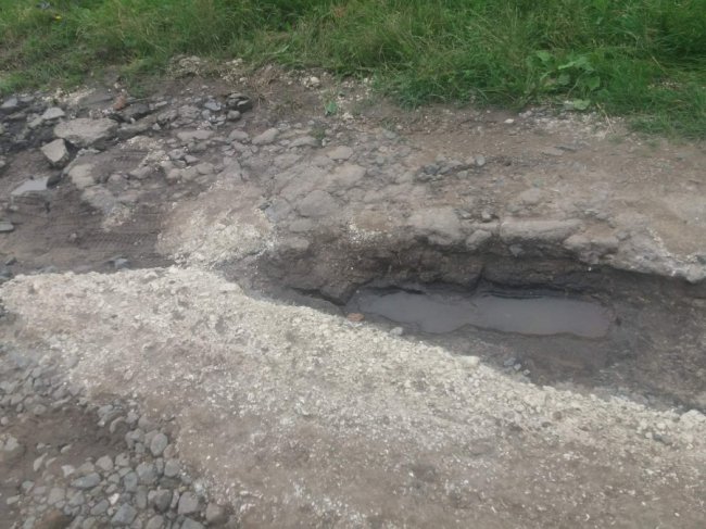 Обминав навіть шкільний автобус: на Волині почали ремонтувати вщент розбиту дорогу