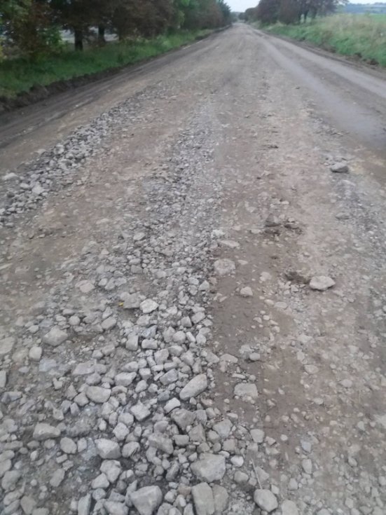 Обминав навіть шкільний автобус: на Волині почали ремонтувати вщент розбиту дорогу