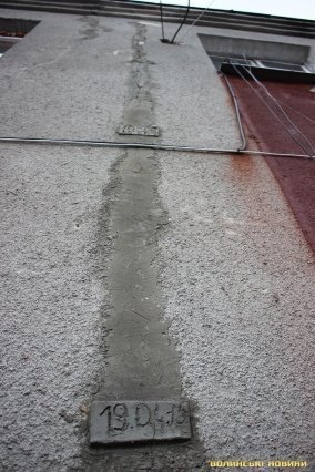 Грибок і тріщини: лучани вимагають відремонтувати будинок