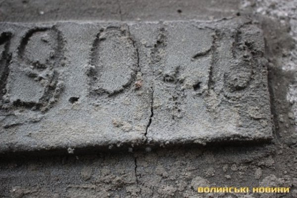 Грибок і тріщини: лучани вимагають відремонтувати будинок