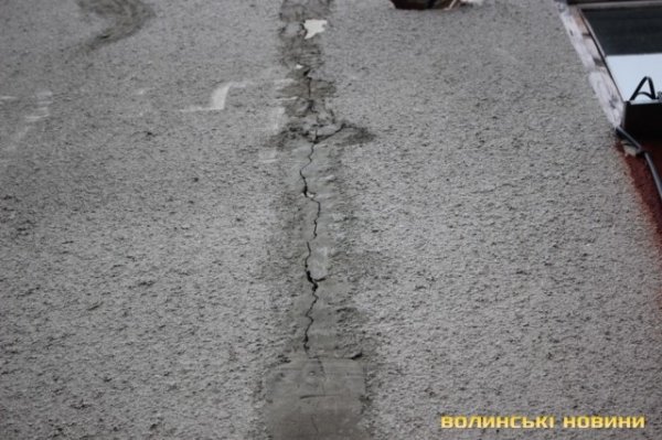 Грибок і тріщини: лучани вимагають відремонтувати будинок
