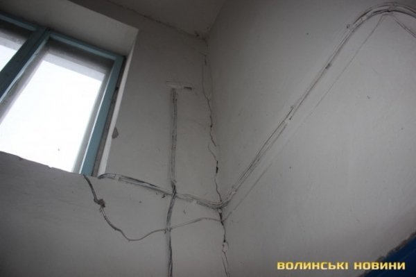 Грибок і тріщини: лучани вимагають відремонтувати будинок