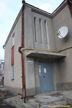 Грибок і тріщини: лучани вимагають відремонтувати будинок