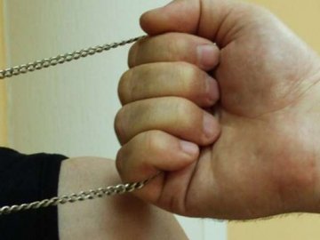 У луцькій маршрутці грабіжник зірвав з шиї пасажирки золотий ланцюжок