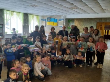 Луцькі школярі зібрали для військових понад 500 «торбинок для Перемоги»