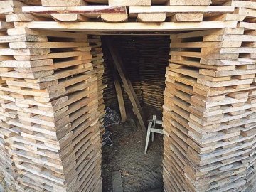 На Волині чоловік спорудив вражаючу вежу із дров