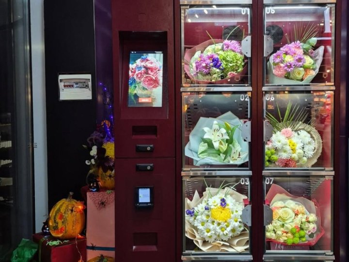 У Рівному з’явився перший автомат із букетами квітів