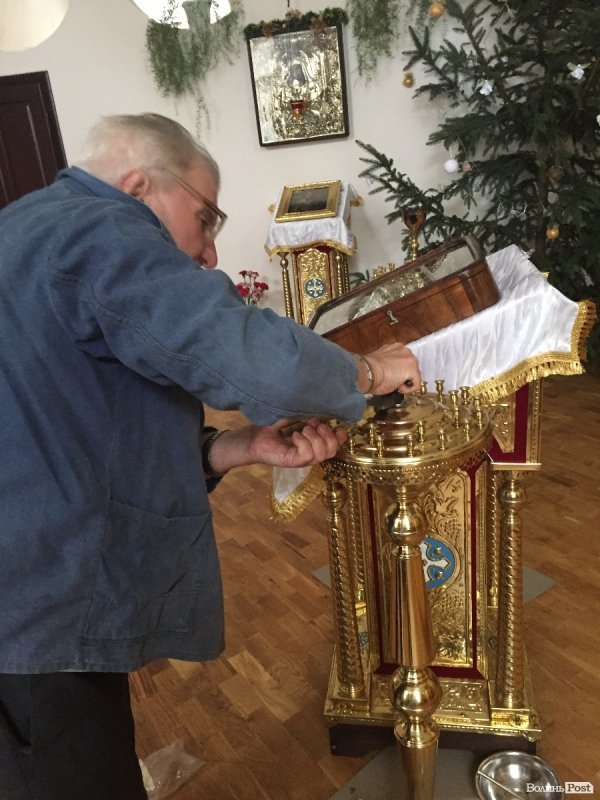 Прихожанин Євген Ларіонович ремонтує підсвічник