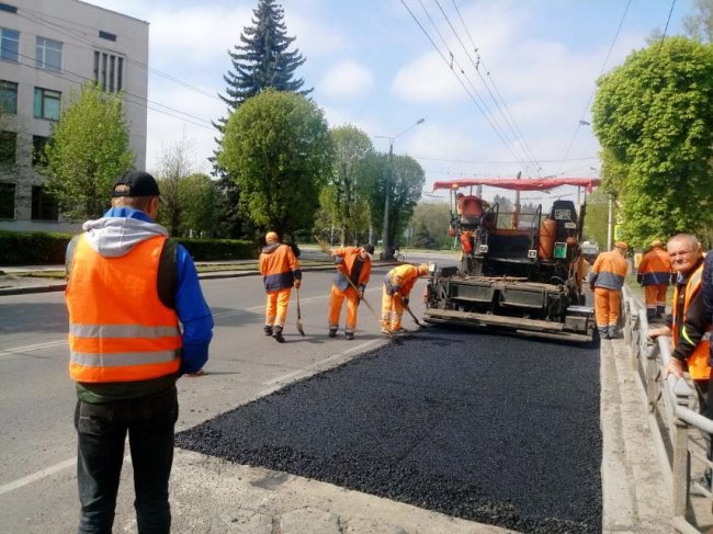 У Луцьку зайнялися ремонтом дороги на зупинках громадського транспорту. ФОТО