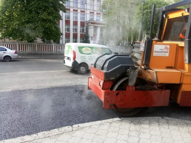 У Луцьку зайнялися ремонтом дороги на зупинках громадського транспорту. ФОТО