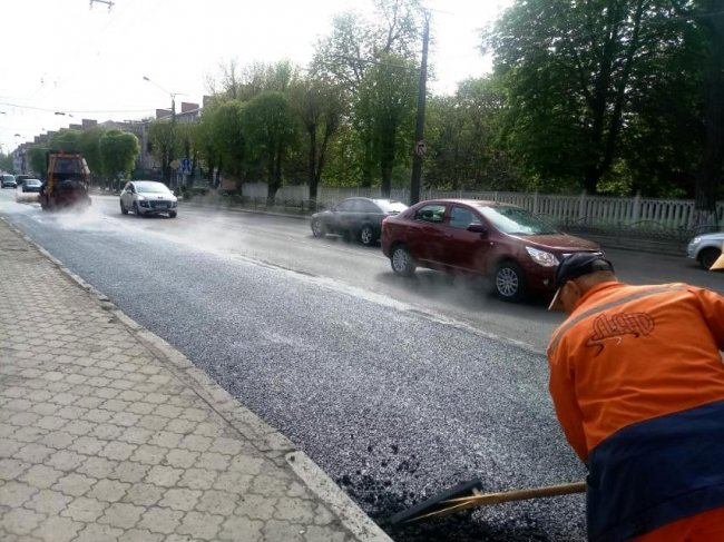 У Луцьку зайнялися ремонтом дороги на зупинках громадського транспорту. ФОТО