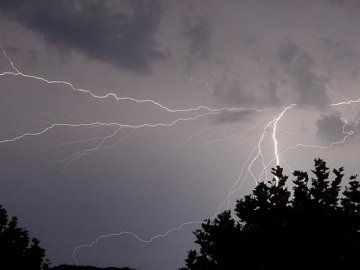 На завтра в Україні оголосили штормове попередження