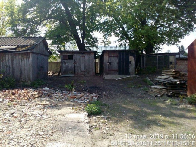 Муніципали зносять халабуди на одній із вулиць Луцька