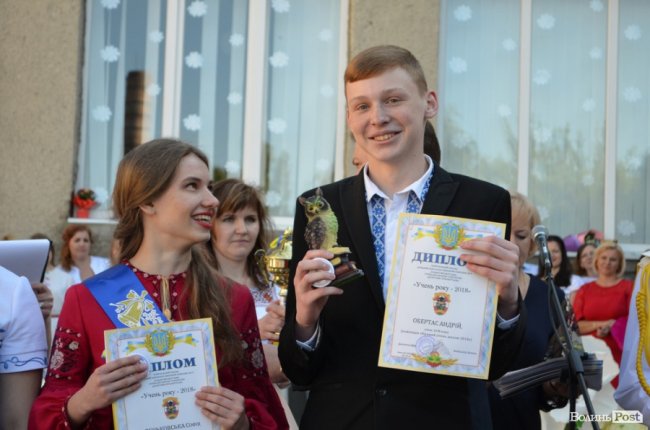 Школо, прощай: у луцькій школі №9 пролунав останній дзвоник. ФОТО