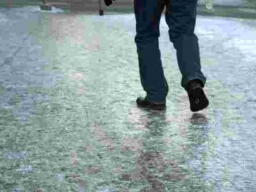 У Луцьку за слизькі тротуари керівників ЖЕКів оштрафують на 50% місячного заробітку