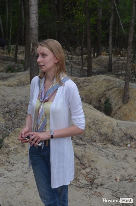 Міністр екології на власні очі побачила незаконні копанки бурштиношукачів. ФОТО