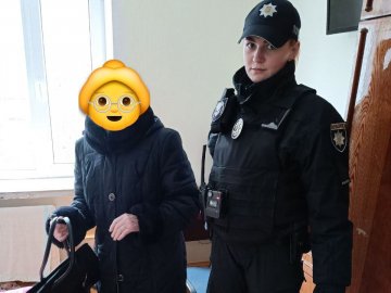 У Луцьку патрульні допомогли 95-річній бабусі повернутися додому