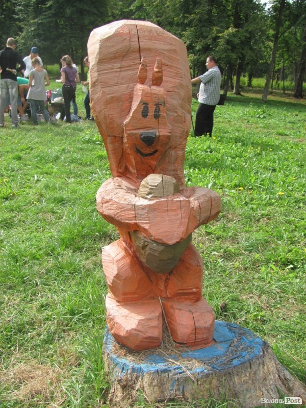 У луцькому парку розфарбовували фігурки тварин. ФОТО