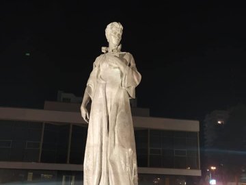 У Луцьку підсвітили пам`ятники Лесі Українці та Михайлу Грушевському. ФОТО