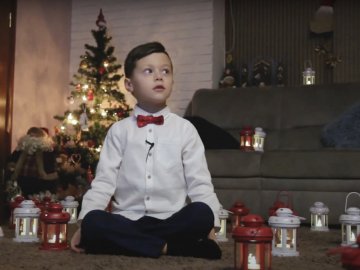Маленький блогер з Луцька записав зворушливе привітання із Різдвом. ВІДЕО