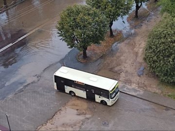 Підтоплені вулиці: показали наслідки зливи у Луцьку. ФОТО