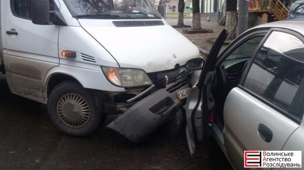 ДТП у Луцьку: на Шопена вантажівка зіткнулася з легковиком. ФОТО