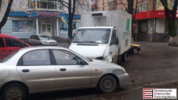 ДТП у Луцьку: на Шопена вантажівка зіткнулася з легковиком. ФОТО