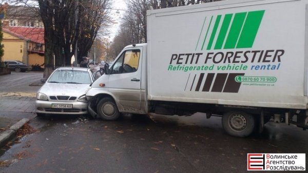 ДТП у Луцьку: на Шопена вантажівка зіткнулася з легковиком. ФОТО