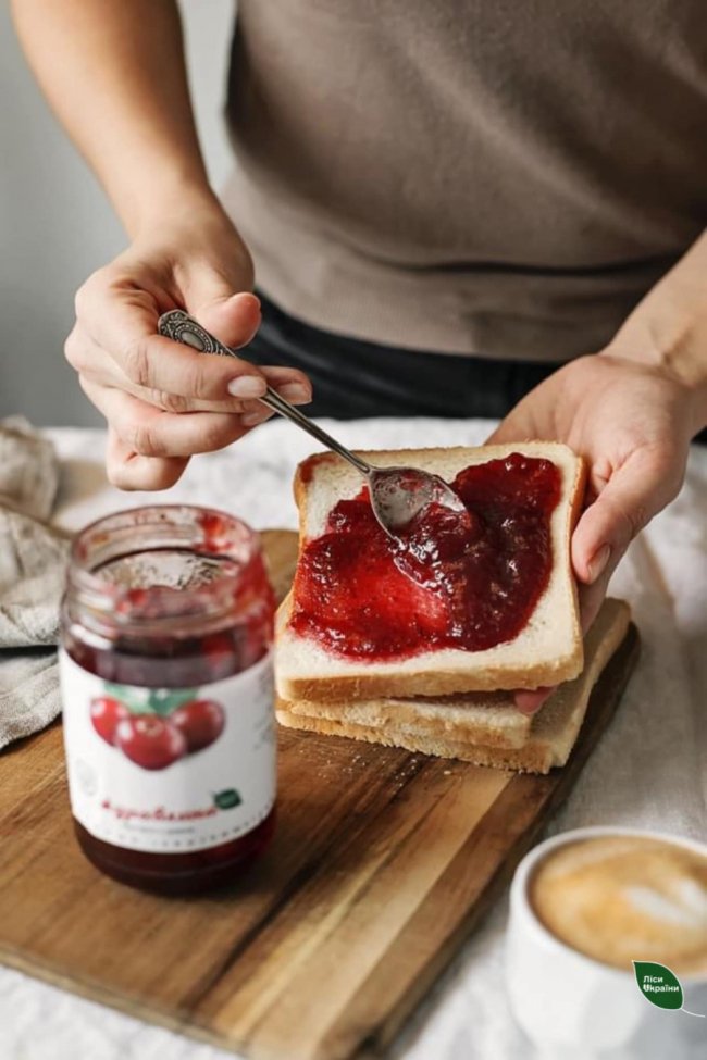 Час журавлини: на Волині лісівники завершують ягідний сезон