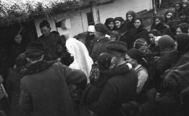 Весілля у «церковному селі» на Волині 80 років тому. РЕТРОФОТО