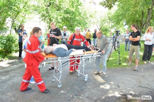 Обурені мешканці обваленого будинку перекрили дорогу. ФОТО
