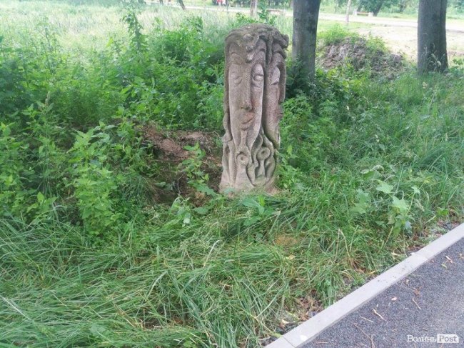 Алея з реставрованими скульптурами Миколи Голованя заросла кропивою