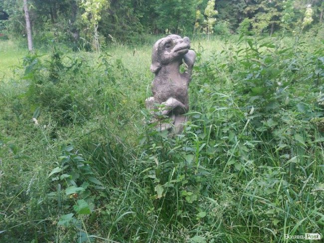 Алея з реставрованими скульптурами Миколи Голованя заросла кропивою