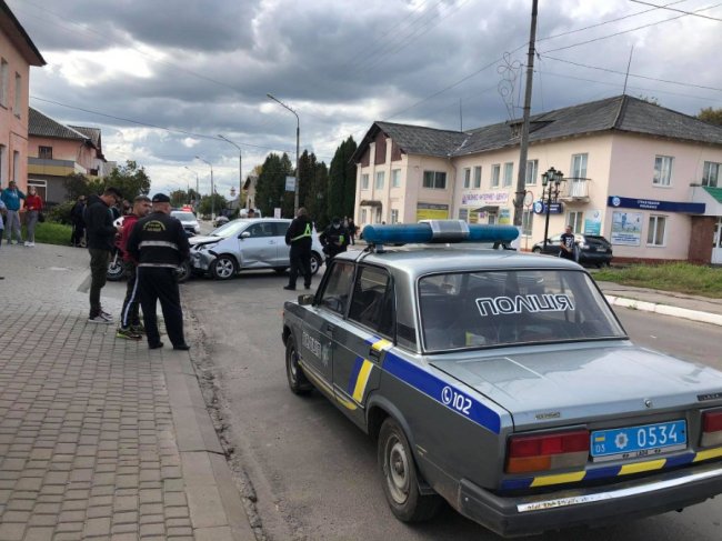 У Нововолинську водійка за кермом Toyota протаранила мотоцикліста. ФОТО