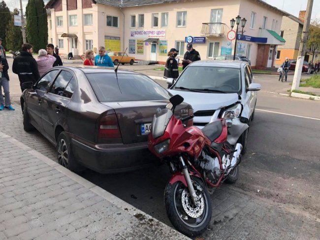 У Нововолинську водійка за кермом Toyota протаранила мотоцикліста. ФОТО