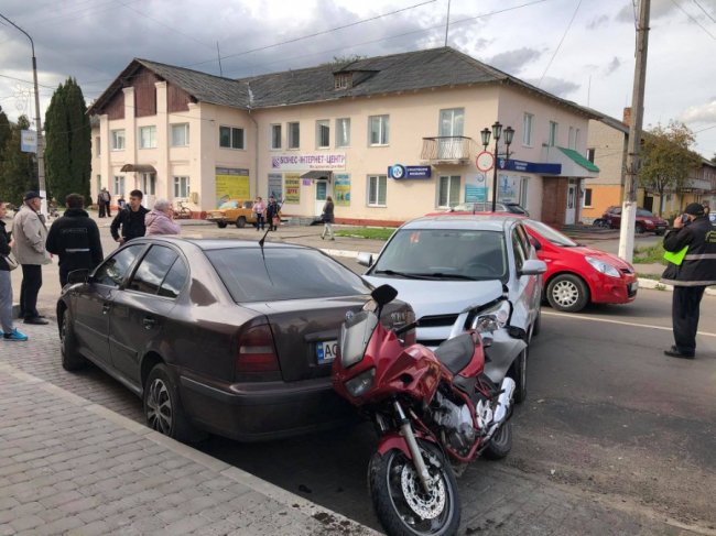 У Нововолинську водійка за кермом Toyota протаранила мотоцикліста. ФОТО