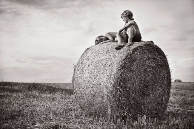 Дитяче літо без ґаджетів та Інтернету у світлинах польського фотографа