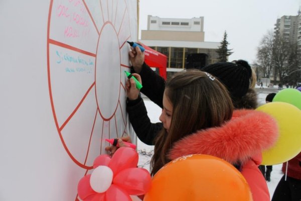 У центрі Луцька чоловіки вчилися «крутити» квіти для жінок. ФОТО