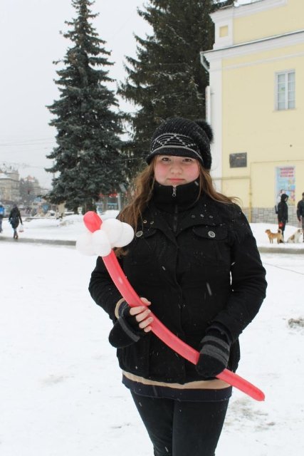 У центрі Луцька чоловіки вчилися «крутити» квіти для жінок. ФОТО