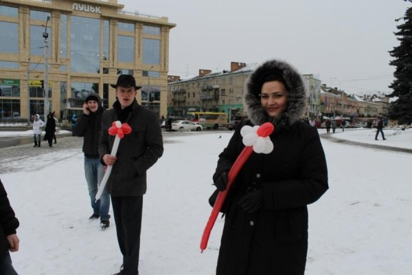 У центрі Луцька чоловіки вчилися «крутити» квіти для жінок. ФОТО