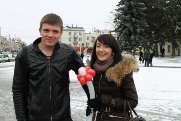 У центрі Луцька чоловіки вчилися «крутити» квіти для жінок. ФОТО