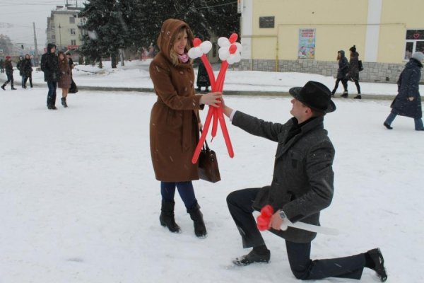 У центрі Луцька чоловіки вчилися «крутити» квіти для жінок. ФОТО