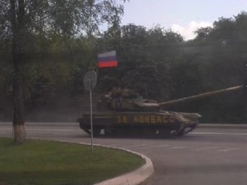 З'вилося відео танків з російськими прапорами на Луганщині. ВІДЕО
