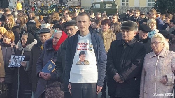 Близько сотні лучан вимагали звільнення Надії Савченко. ФОТО