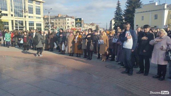 Близько сотні лучан вимагали звільнення Надії Савченко. ФОТО