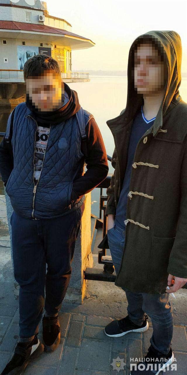 Побили та кинули у воду: у Дніпрі молодики зняли вбивство чоловіка на відео. 18+