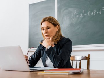 Понад 20 тисяч українських вчителів виїхали за кордон