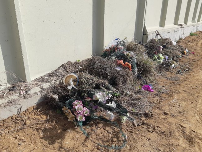 У місті на Волині люди закидали кладовище непотребом 