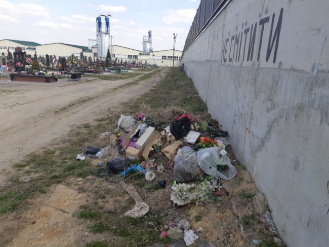 У місті на Волині люди закидали кладовище непотребом 